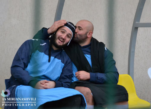 ვინ არის გოგონა, რომელიც რაგბის ყველა მატჩს იღებს Rating